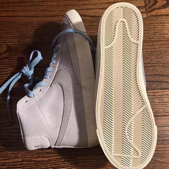 Blazer Mid '77 Premium Sneaker
NIKE DO9787-001 Mens 7/Women’s 8.5 - Picture 8 of 8